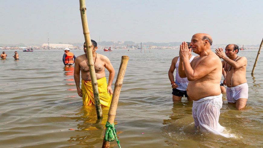 रक्षा मंत्री राजनाथ सिंह पहूंचे प्रयागराज, संगम में किया स्नान-पूजन