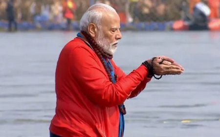 महाकुंभ पहुंचे  प्रधानमंत्री नरेंद्र मोदी : मंत्रोच्चारण के बीच संगम में लगाई डुबकी