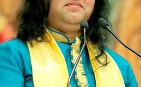 देवकीनंदन ठाकुर  ने साधा बॉलीवुड पर निशाना; बच्चों को गलत राह दिखा रही फिल्मी दुनिया