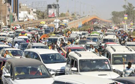 प्रयागराज जाने वाले रास्तों पर लम्बा जाम, पेट्रोल-डीजल की किल्लत