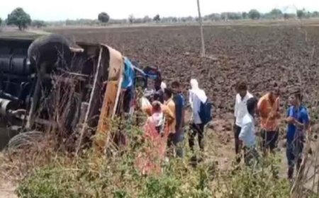 कार को बचाने के चक्कर में पलटी श्रद्धालुओं की बस, उज्जैन से वाराणसी जा रहे थे