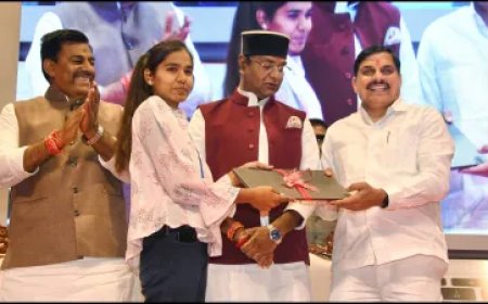 मुख्यमंत्री डॉ. मोहन यादव ने स्टूडेंट्स को पहला लैपटॉप सौंपा:छात्रों ने कहा- पढ़ाई में मदद मिलेगी