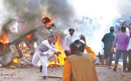 शिवरात्रि पर झंडा लगाने को लेकर दो समुदायों बिच विवाद ,लोगो ने वाहनों में लगाई आग
