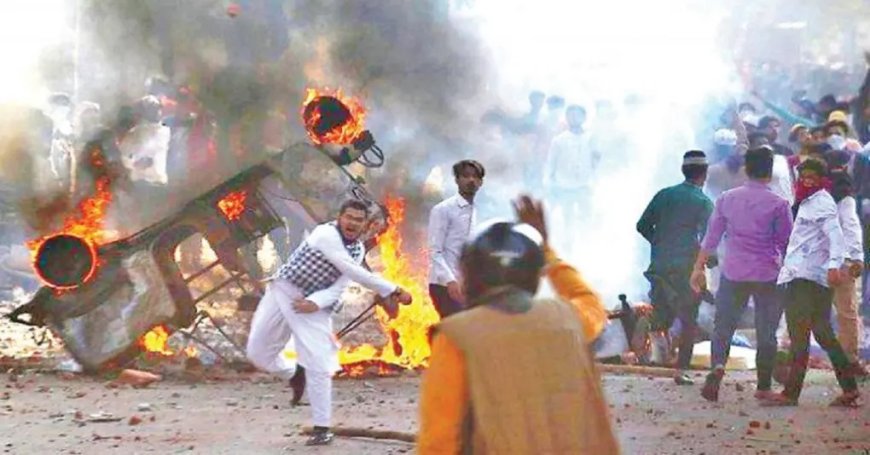 शिवरात्रि पर झंडा लगाने को लेकर दो समुदायों बिच विवाद ,लोगो ने वाहनों में लगाई आग