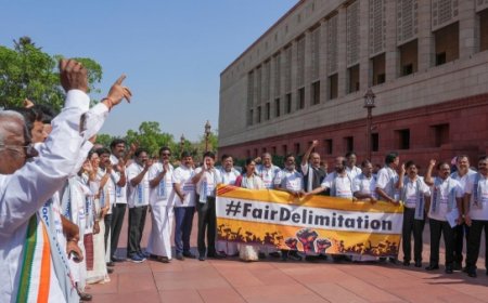 लोकसभा की कार्यवाही शुरू होते ही स्थगित:विपक्षी सांसदों के नारे लिखी हुई टी-शर्ट पहनकर किया हंगामा