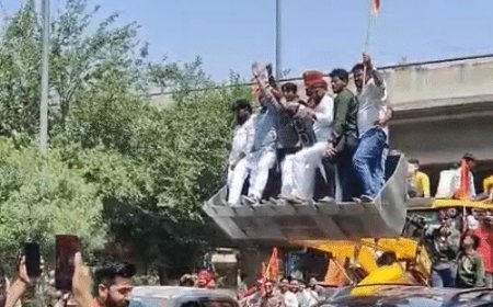 आगरा में सपा सांसद के घर करणी सेना के कार्यकर्ता बुलडोजर लेकर पहुंचे; पथराव में कई पुलिसकर्मी घायल