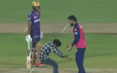 RR vs KKR के मुकाबले में रियान पराग के फैन ने लाइव मैच के दौरान मैदान में मारी एंट्री