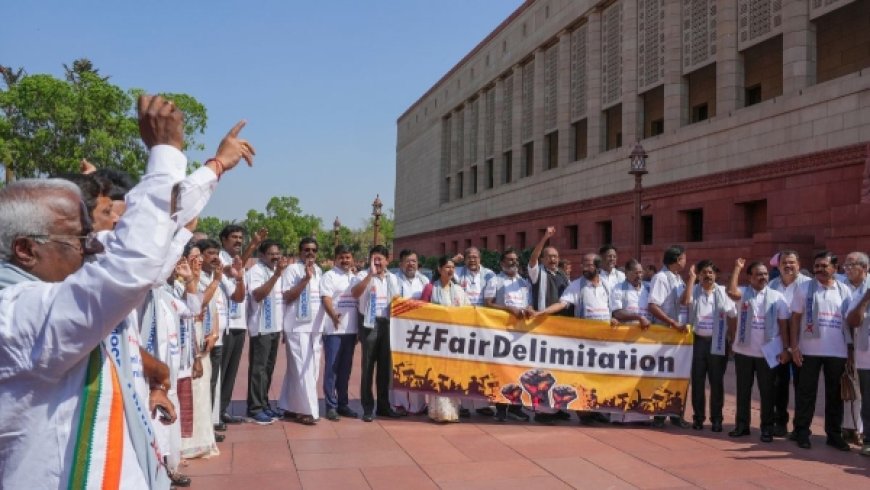 लोकसभा की कार्यवाही शुरू होते ही स्थगित:विपक्षी सांसदों के नारे लिखी हुई टी-शर्ट पहनकर किया हंगामा