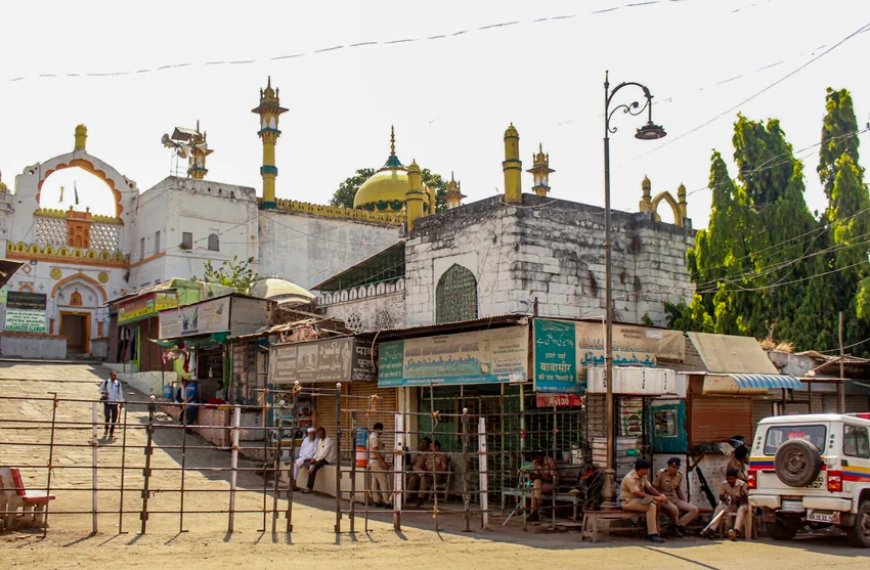 कारसेवा की चेतावनी के बाद ASI ने औरंगजेब की कब्र पर टिन शेड लगाया