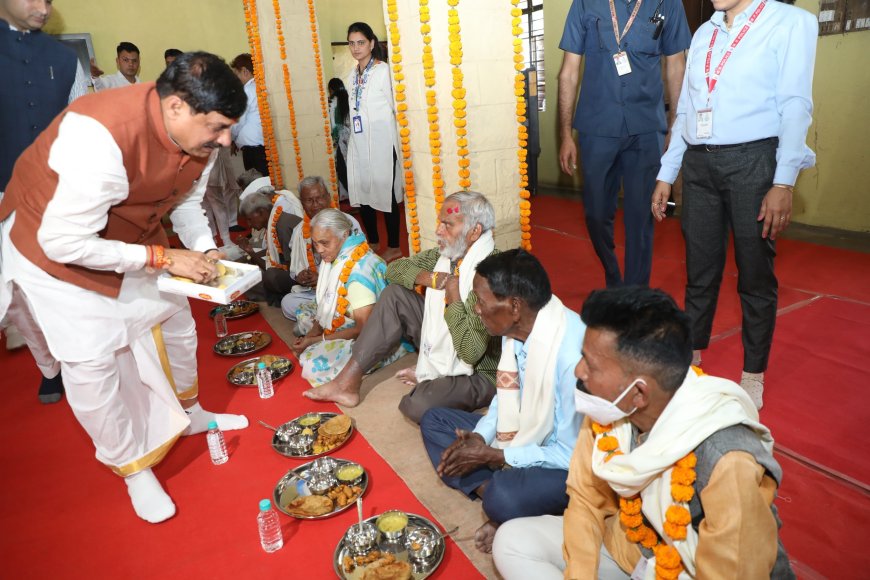 60 साल के हुए मुख्यमंत्री,कुष्ठ रोगियों के साथ मनाया जन्मदिन, खुद परोसा भोजन