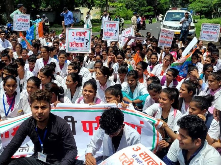 12 सरकारी नर्सिंग कॉलेज बंद? छात्राओं की सड़कों पर जंग